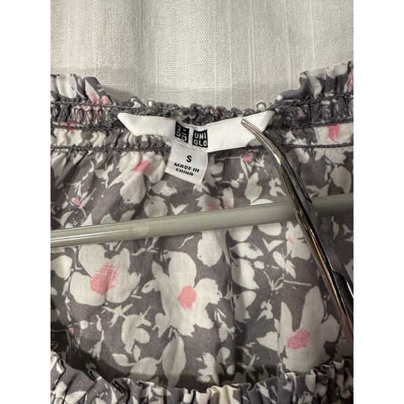 Uniqlo Womens Floral Short Sleeve Cotton Top Gray White Smocked Neck Small - Picture 2 of 6